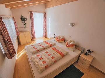 2-Bett-Zimmer mit Doppelbett