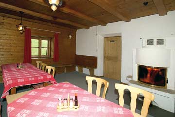 Hüttestube mit Kaminofen in der Skihütte Hochoetz